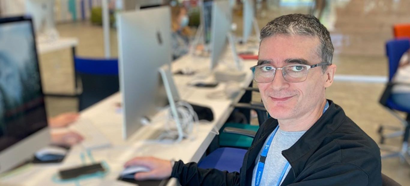 Leonardo González, piscinero del campus de programación de Fundación Telefónica.