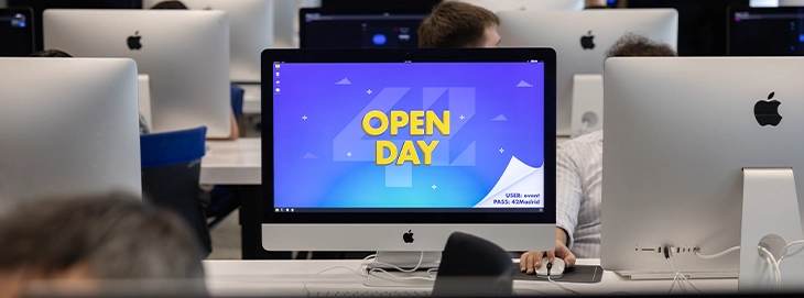 Pantalla con la información del Open Day (sesión informativa) de 42 Madrid Fundación Telefónica en el campus de programación.