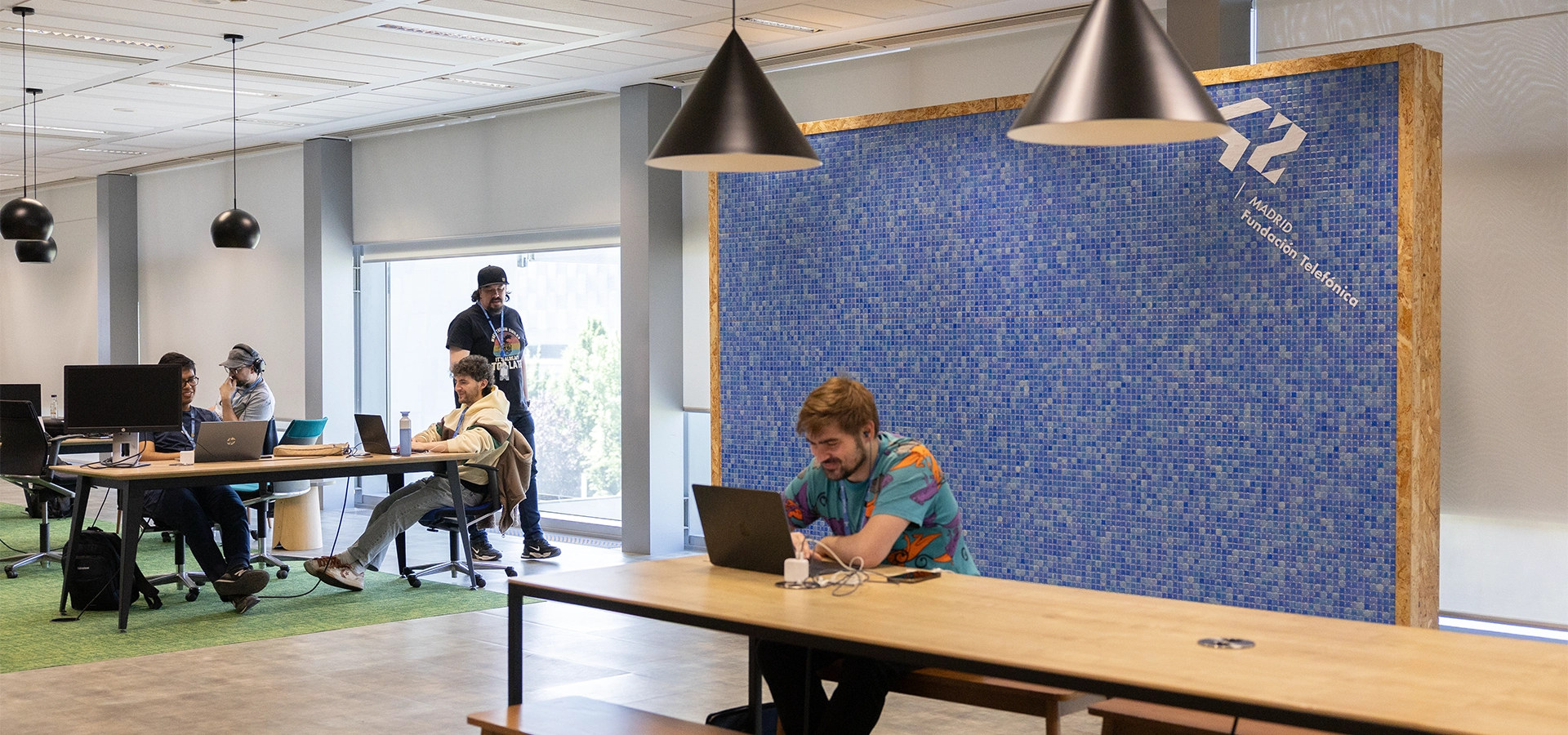 Remote work area at 42 Madrid Fundación Telefónica where students can work independently, collaborate online, or attend virtual meetings.