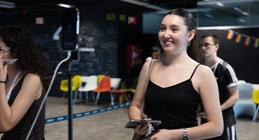 Nueva estudiante realiza el proceso de acreditación en su primer día en 42 Madrid Fundación Telefónica antes de comenzar su formación en programación.