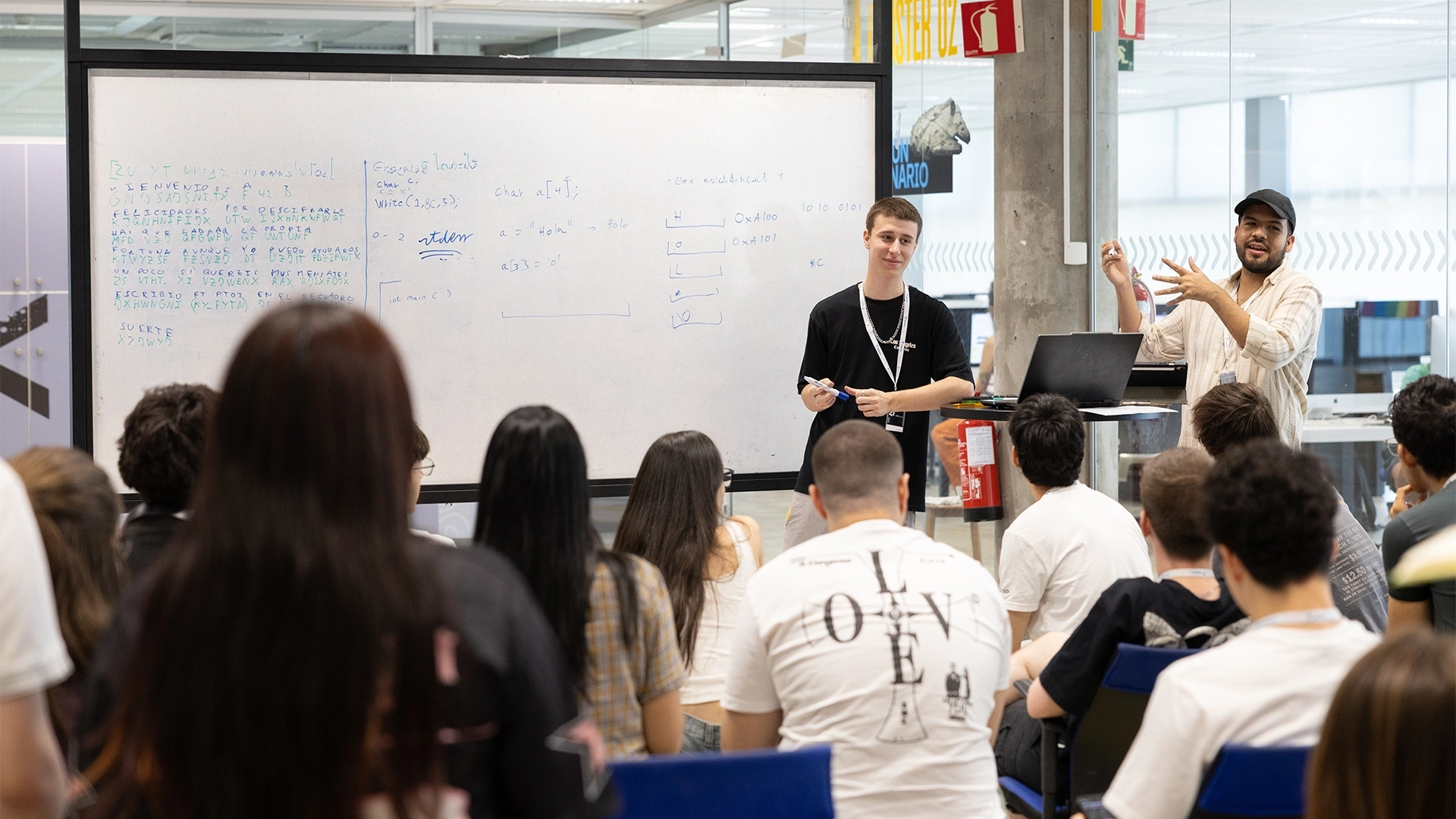 Sesión de aprendizaje colaborativo con estudiantes y una pizarra en el campus 42 Madrid Fundación Telefónica.