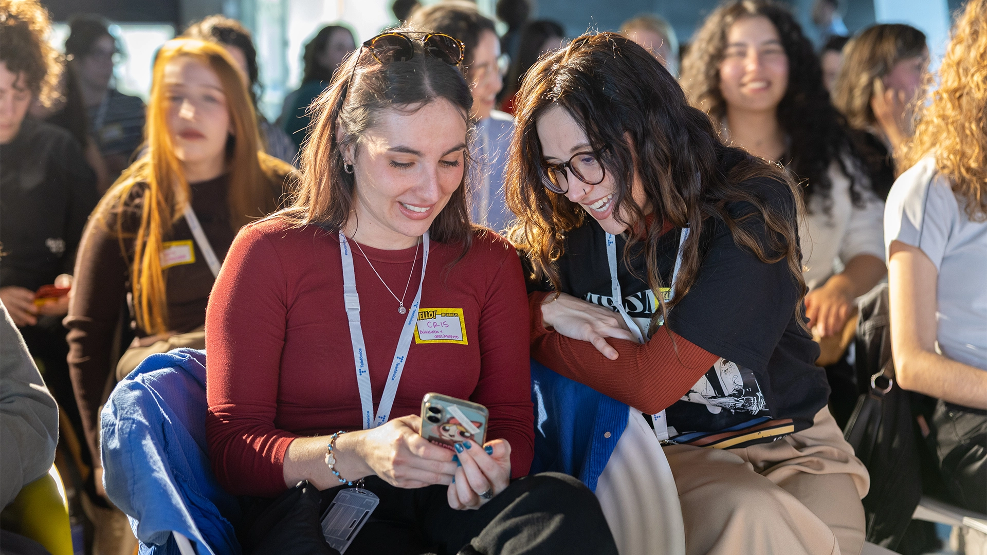 fotoweb2 Two hackathon participants interact during a hackathon at 42 Madrid Fundación Telefónica.