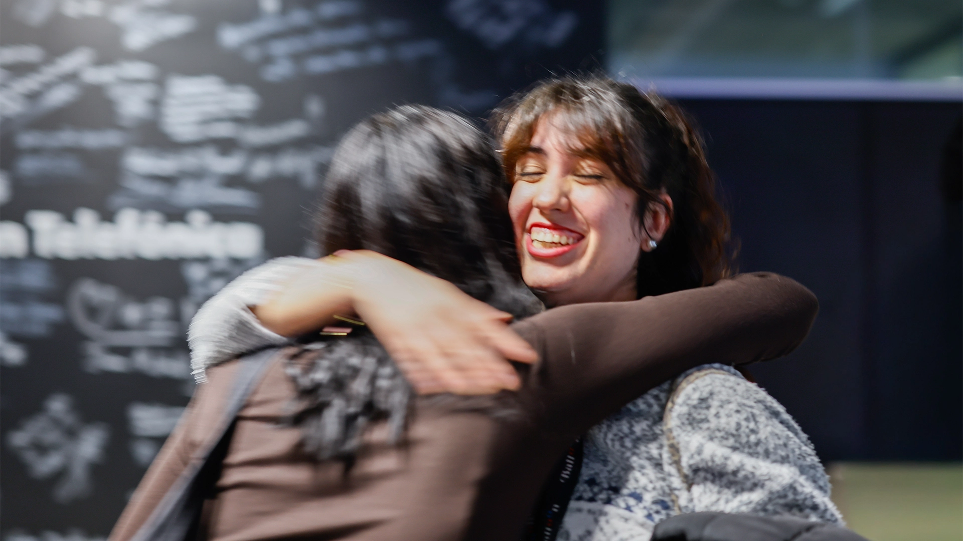 Dos estudiantes celebran con un abrazo un logro formativo en el campus 42 Madrid Fundación Telefónica, reflejando el espíritu de comunidad y aprendizaje colaborativo.